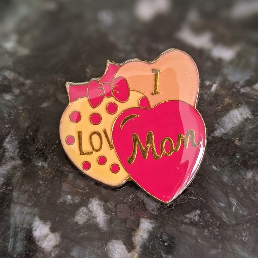 Vtg I ♥️ Mom Pin